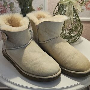 Ugg Mini Bailey Button 9